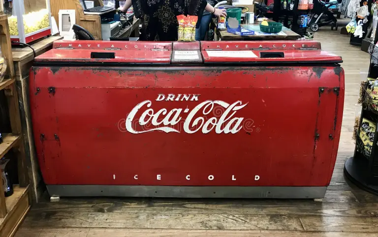 VINTAGE COCA-COLA CHEST FRIDGE (Circa 1948)